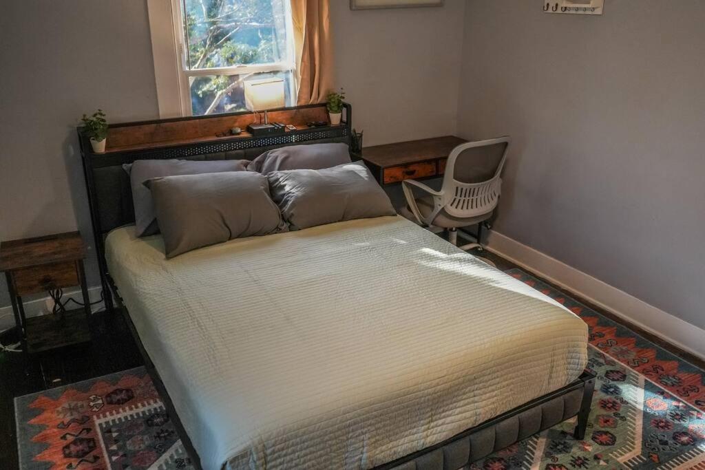 Кровать или кровати в номере Historic Coastal Haven- Pet Friendly Fast Wi-Fi