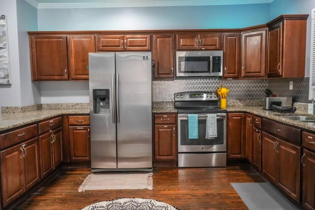 Кухня или мини-кухня в Historic Coastal Haven- Pet Friendly Fast Wi-Fi

