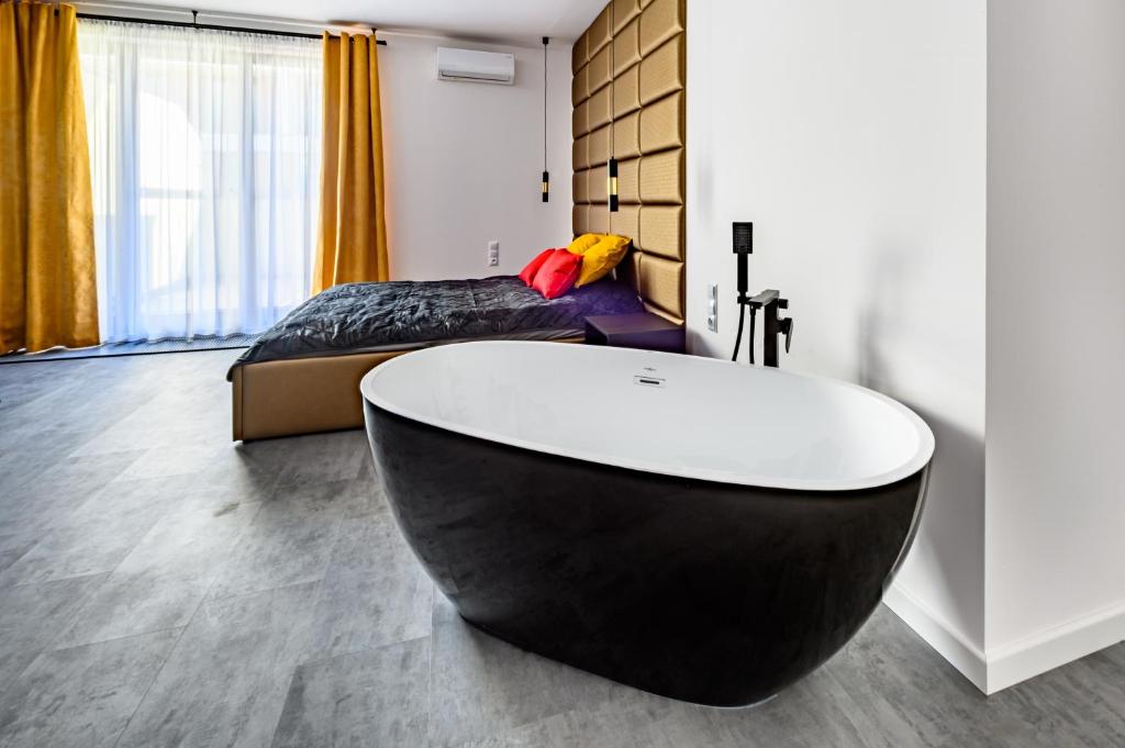 1 dormitorio con bañera en blanco y negro en Apartament 5th floor, en Cracovia