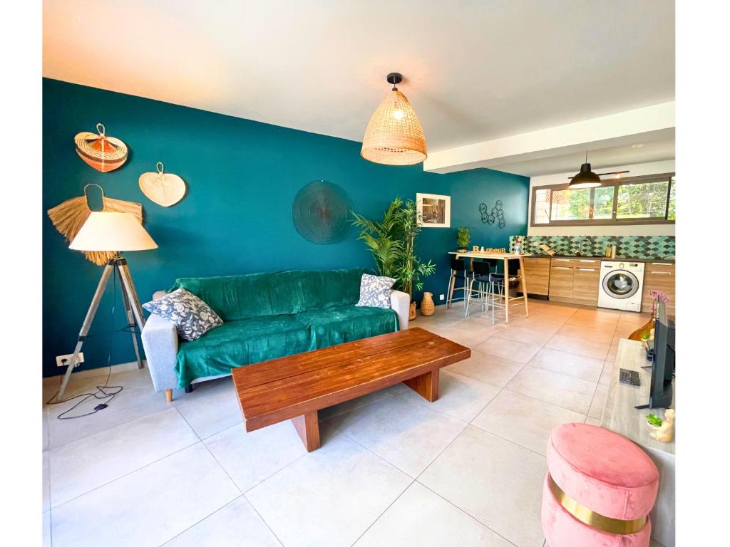 a living room with a green couch and a table at *Le Royal*Havre De Paix*Wifi* in Marseille
