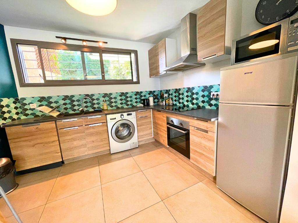a kitchen with a refrigerator and a washing machine at *Le Royal*Havre De Paix*Wifi* in Marseille