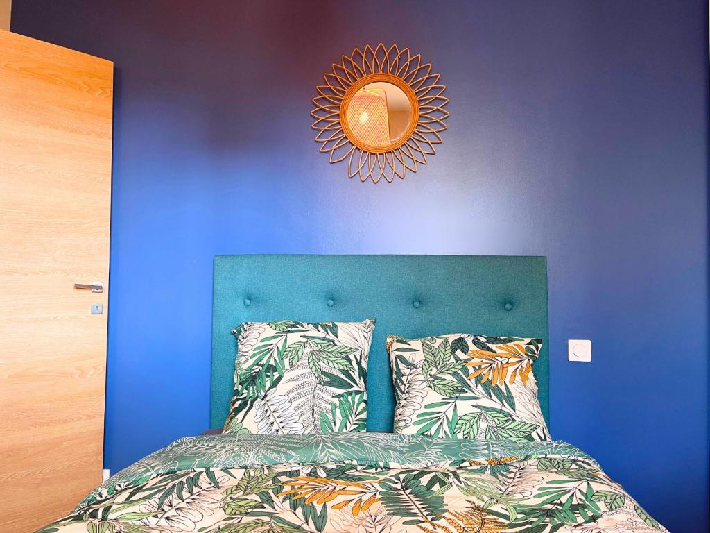 a blue bedroom with a bed and a blue wall at *Le Royal*Havre De Paix*Wifi* in Marseille