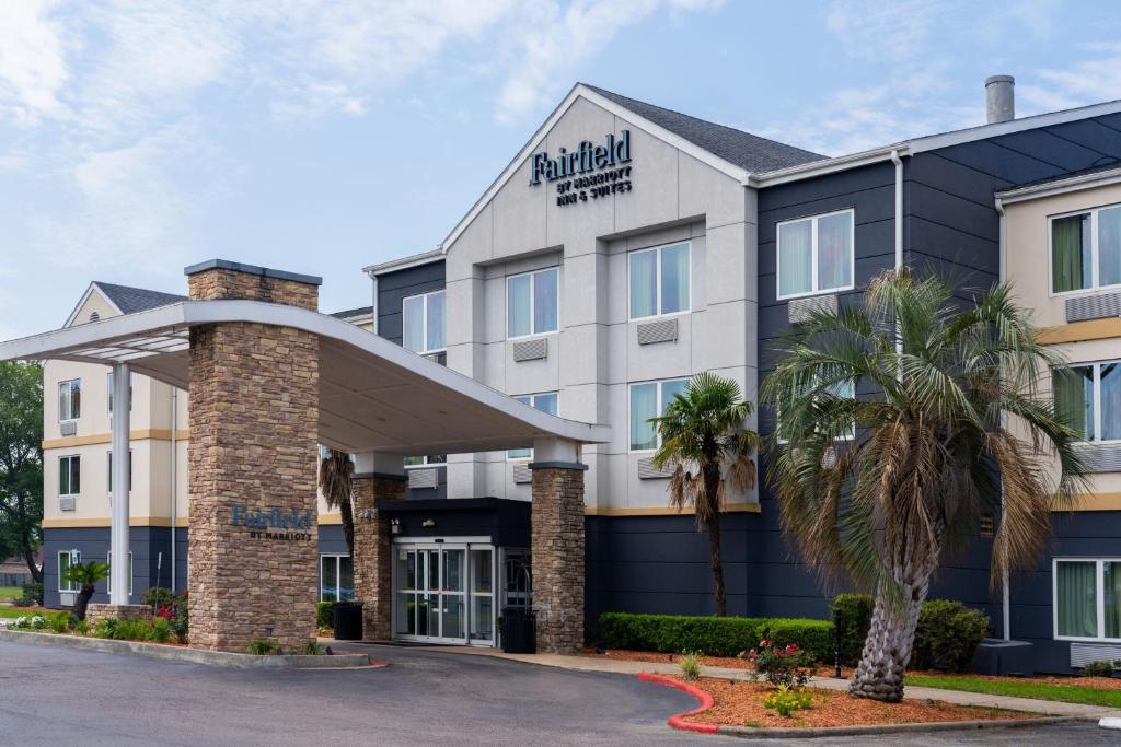 an image of a hotel with a building at Fairfield Inn & Suites Beaumont in Beaumont