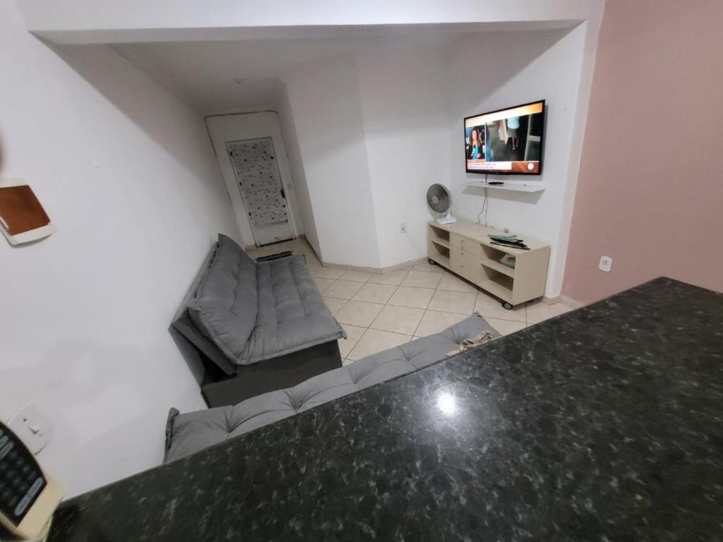 sala de estar con sofá y TV de pantalla plana en Apartamento 302 maravilhoso e espaçoso, en Brasilia