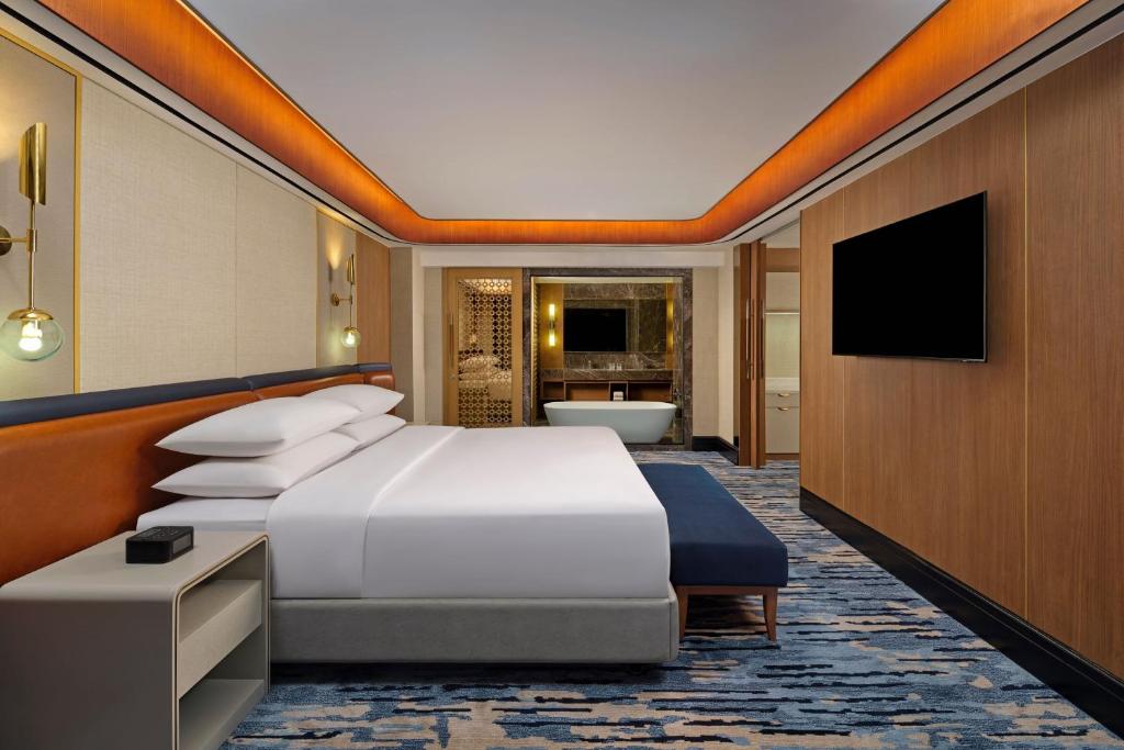 TV a/nebo společenská místnost v ubytování Sheraton Surabaya Hotel & Towers