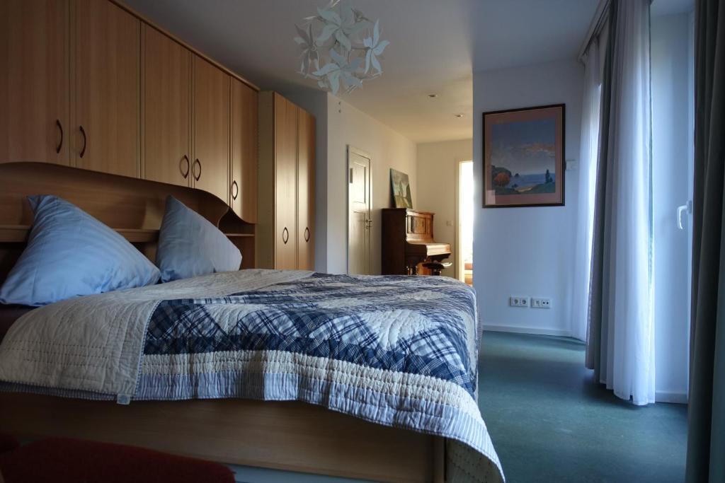 a bedroom with a large bed with a wooden headboard at Omas Linde in Brandenburg an der Havel