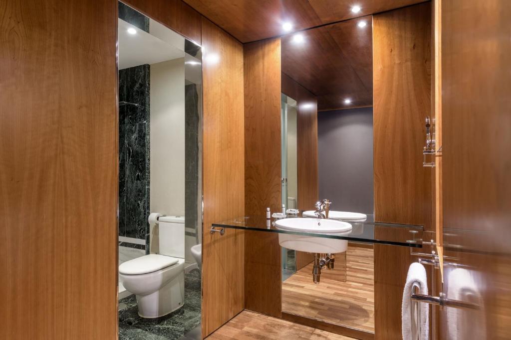 Koupelna v ubytování AC Hotel Aitana by Marriott