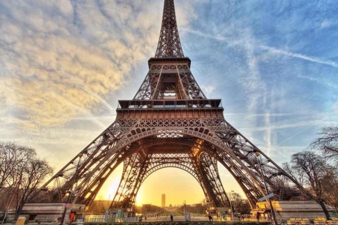 Blick auf den Eiffelturm bei Sonnenuntergang in der Unterkunft Eiffel Tower 5 bedrooms 10 guests with 2 Carpark in Paris
