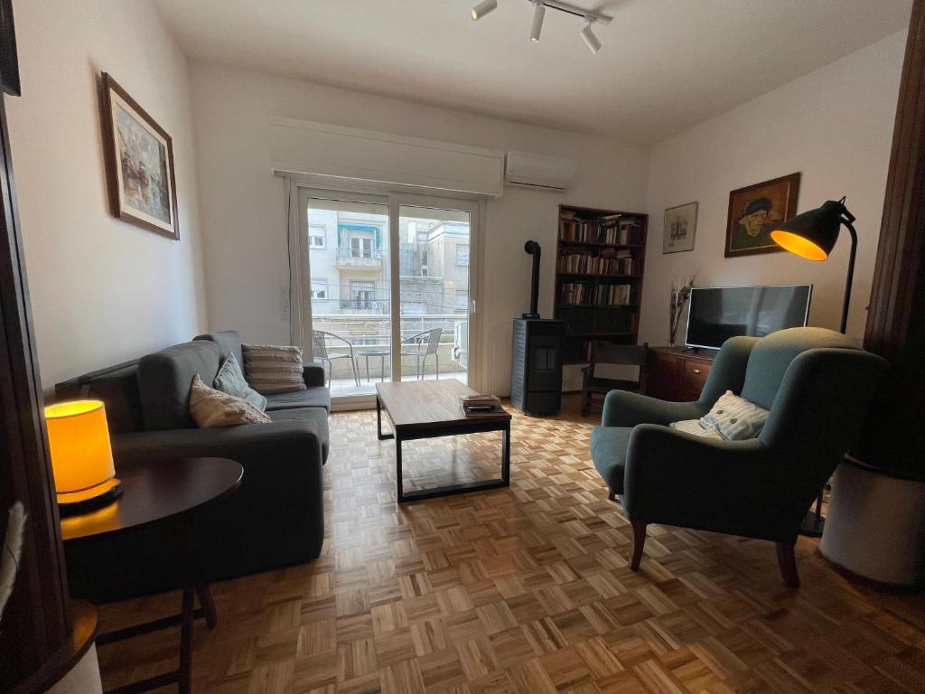 un soggiorno con divano, sedie e TV di Quaint, cozy apart in best location a Montevideo