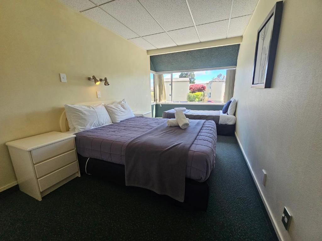 Postel nebo postele na pokoji v ubytování Tui Oaks Motel