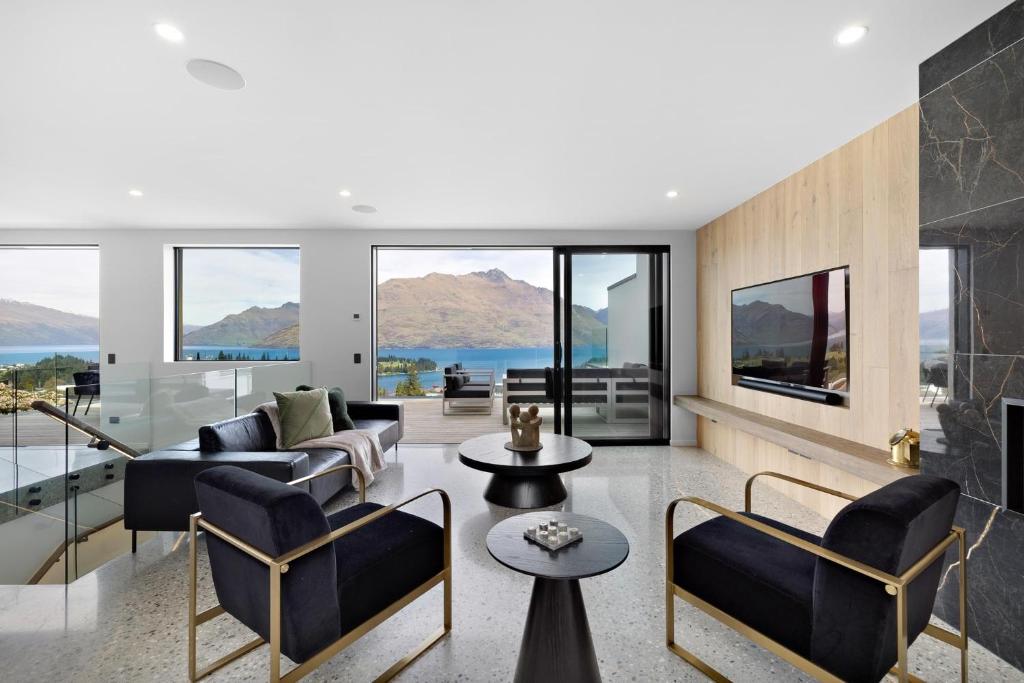 ein Wohnzimmer mit Blick auf das Wasser in der Unterkunft Limerick Home in Queenstown