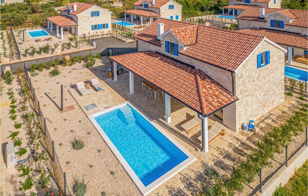 una vista aérea de una casa con piscina en Lovely Home In Pasman With Kitchen, en Pašman