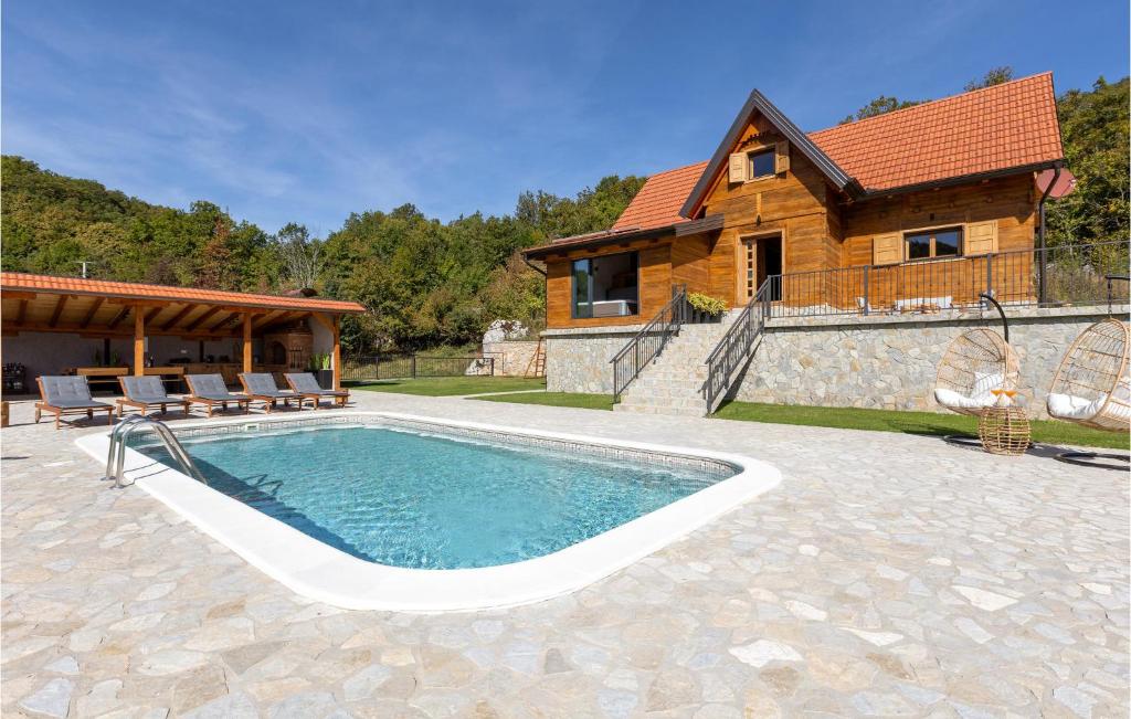 ein Pool vor einem Haus in der Unterkunft Beautiful Home In Barlete With Wifi 