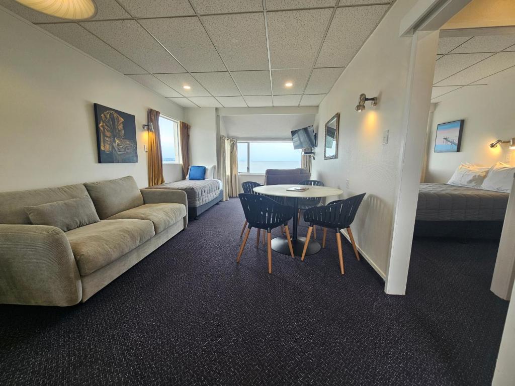 
One-Bedroom Apartment with Lake View
