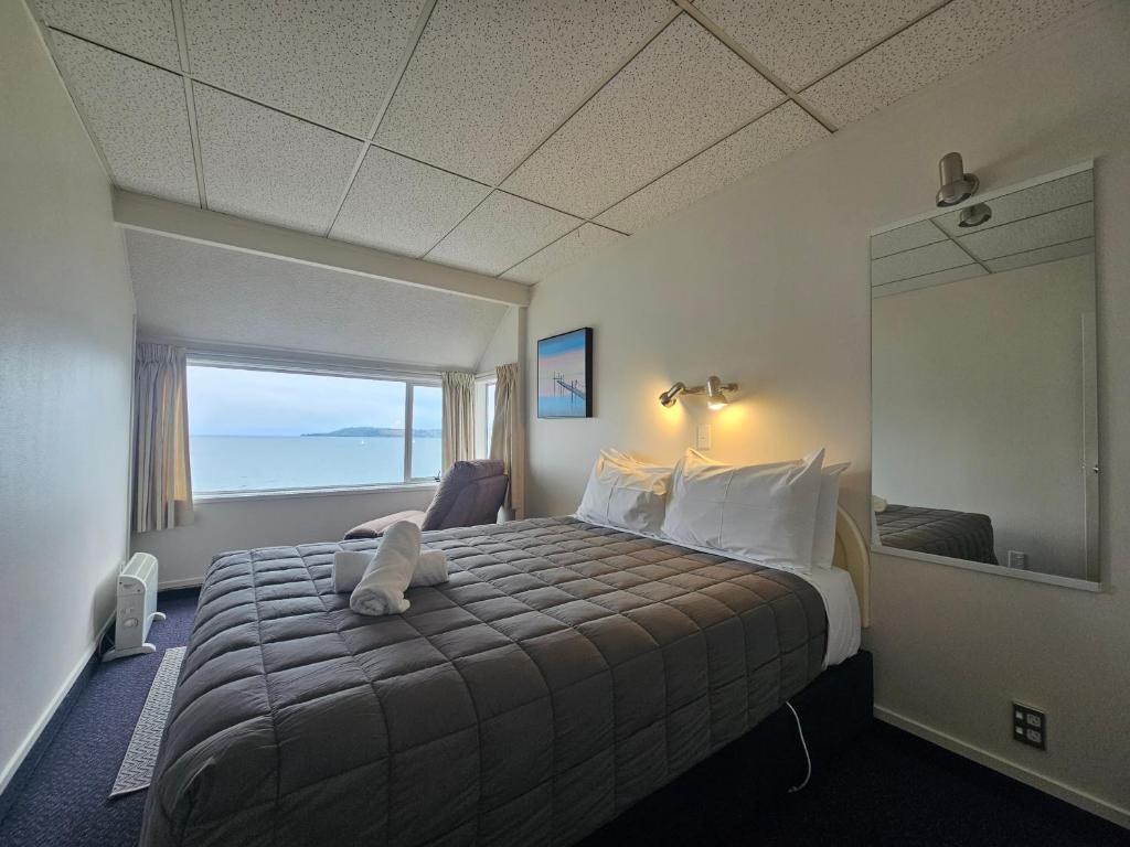 Postel nebo postele na pokoji v ubytování Tui Oaks Motel