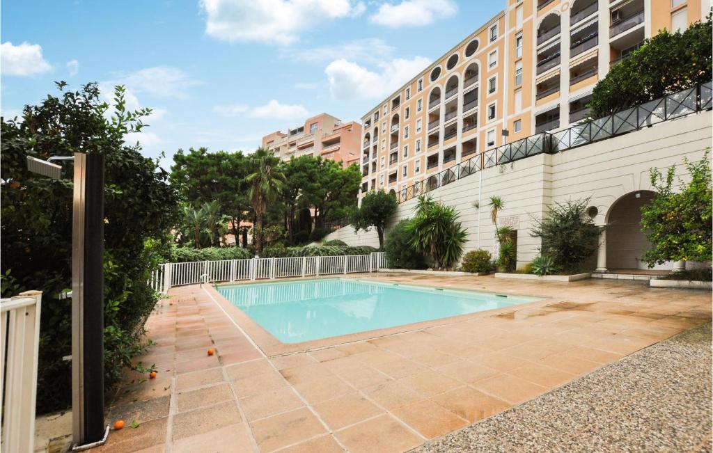 una piscina frente a un edificio en Nice Apartment In Beausoleil With Wifi, en Beausoleil