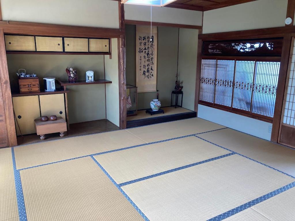 an empty room with a room with a door at Guest house my home 