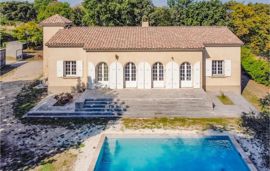 - une vue aérienne sur une maison avec une piscine dans l'établissement Stunning Home In Chamaret With Kitchen, à Chamaret