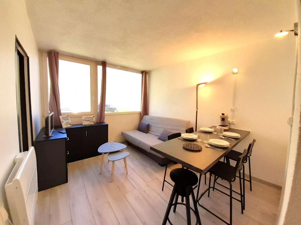 ein Wohnzimmer mit einem Tisch und einem Sofa in der Unterkunft Studio Piau-Engaly, 1 pièce, 4 personnes - FR-1-457-328 in Aragnouet