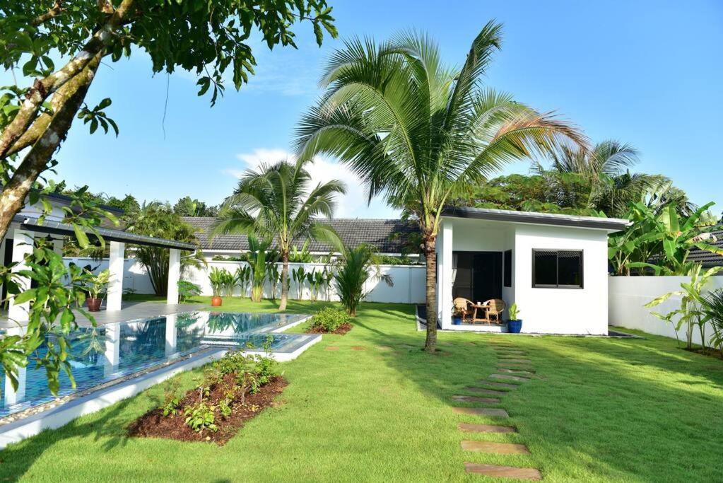 une maison avec une piscine et une cour dans l'établissement Bungalow Khao Lak, à Khao Lak