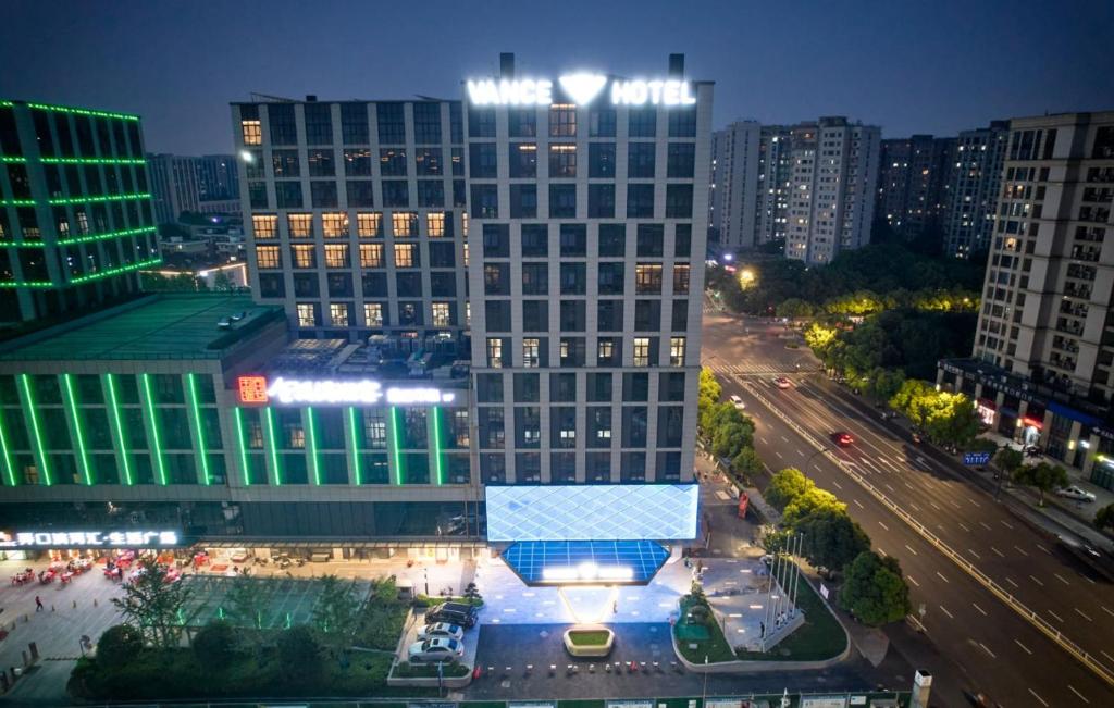vista di un edificio in una città di notte di Vance Hotel - East Railway Station a Hangzhou