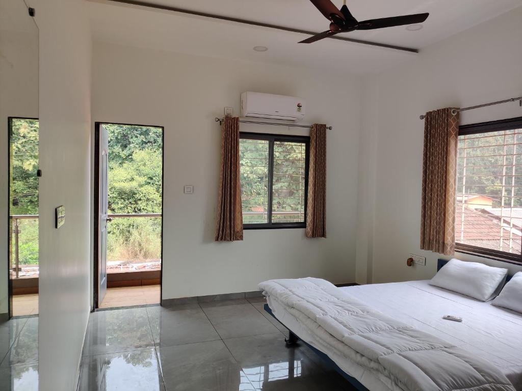 Bharja Inn, Kelshi - Deluxe King Room