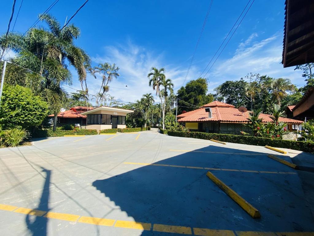 um parque de estacionamento vazio em frente a uma casa em Bungalows Malú em Cahuita