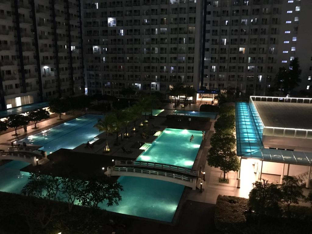 Bazén v ubytování Condo with Balcony at Makati SM Jazz nebo v jeho okolí
