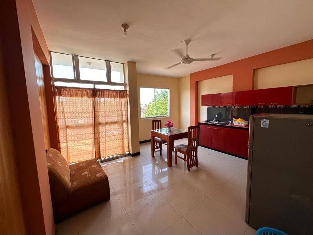 a kitchen and dining room with a table and chairs at Emmanuel&Cavita in Iquitos