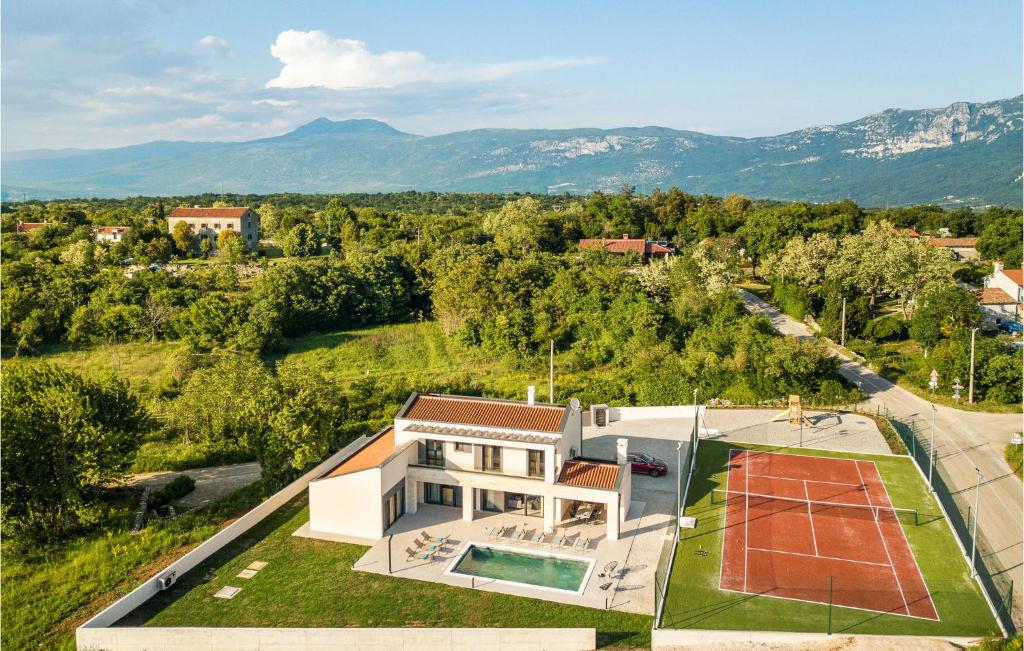 een luchtzicht op een huis met een tennisbaan bij Gorgeous Home In Jurazini With Sauna in Nedeščina