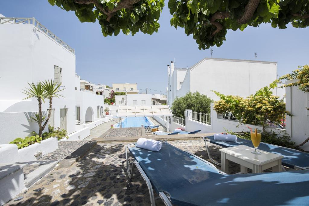 Bazén v ubytování Nissos Thira nebo v jeho okolí