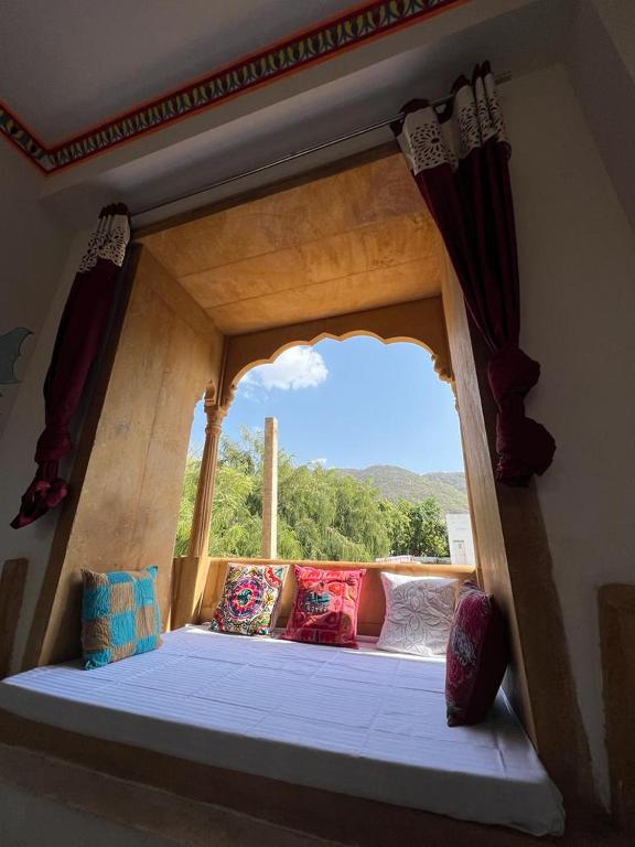 Postel nebo postele na pokoji v ubytování Hotel Pushkar Golden Haveli