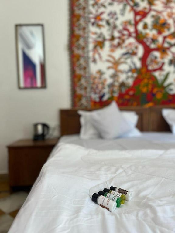 Postel nebo postele na pokoji v ubytování Hotel Pushkar Golden Haveli