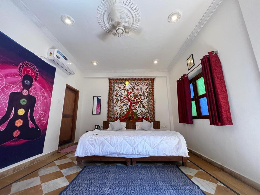 Postel nebo postele na pokoji v ubytování Hotel Pushkar Golden Haveli