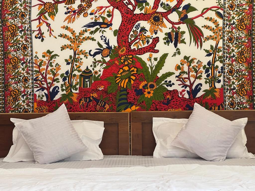 Postel nebo postele na pokoji v ubytování Hotel Pushkar Golden Haveli