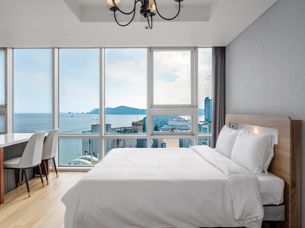Postel nebo postele na pokoji v ubytování Haeundae Seacloud Hotel Residence