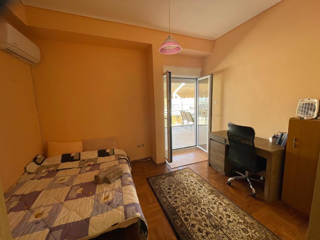 Giường trong phòng chung tại Acropolis view 3 shared room