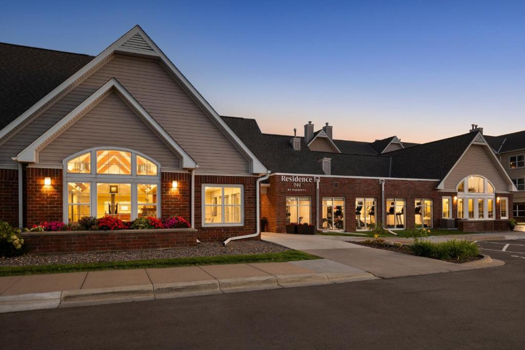 una casa con un edificio con muchas ventanas en Residence Inn Minneapolis St. Paul/Roseville, en Roseville