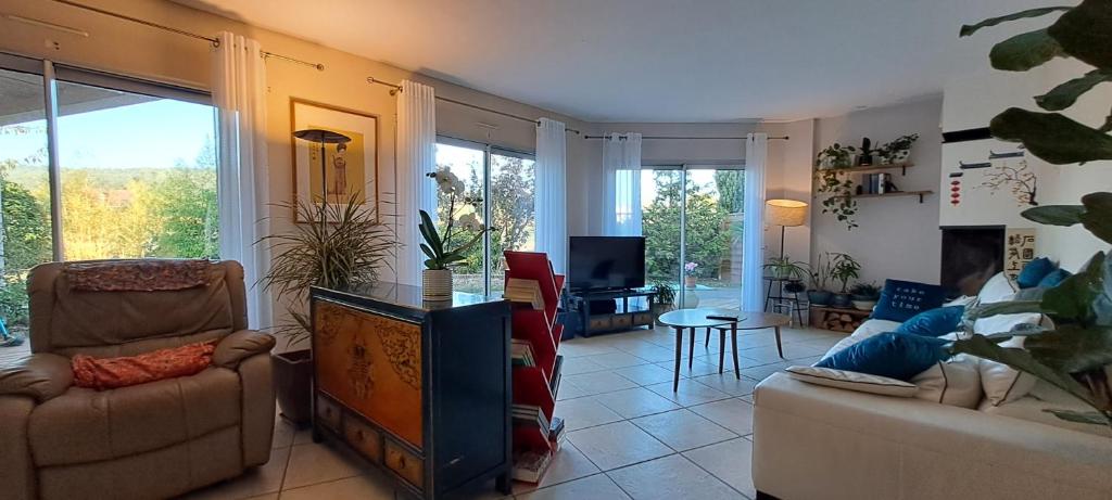 ein Wohnzimmer mit 2 Sofas und einem TV in der Unterkunft Villa des Climats Bourgogne in Marsannay-la-Côte