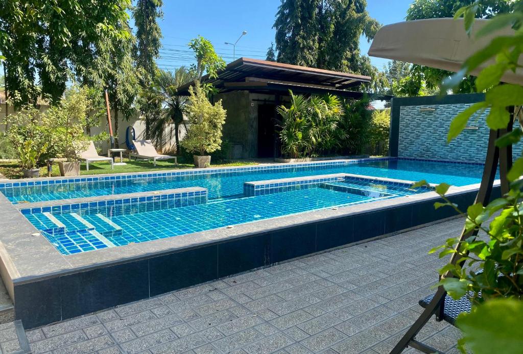 uma grande piscina num quintal com em Treeside Guest House Resort em Ban Thung Chao