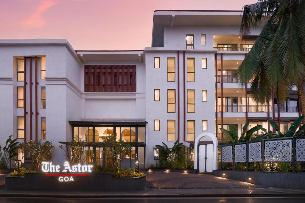 坎多林的住宿－The Astor - All Suites Hotel Candolim Goa，黄昏时公寓大楼的 ⁇ 染