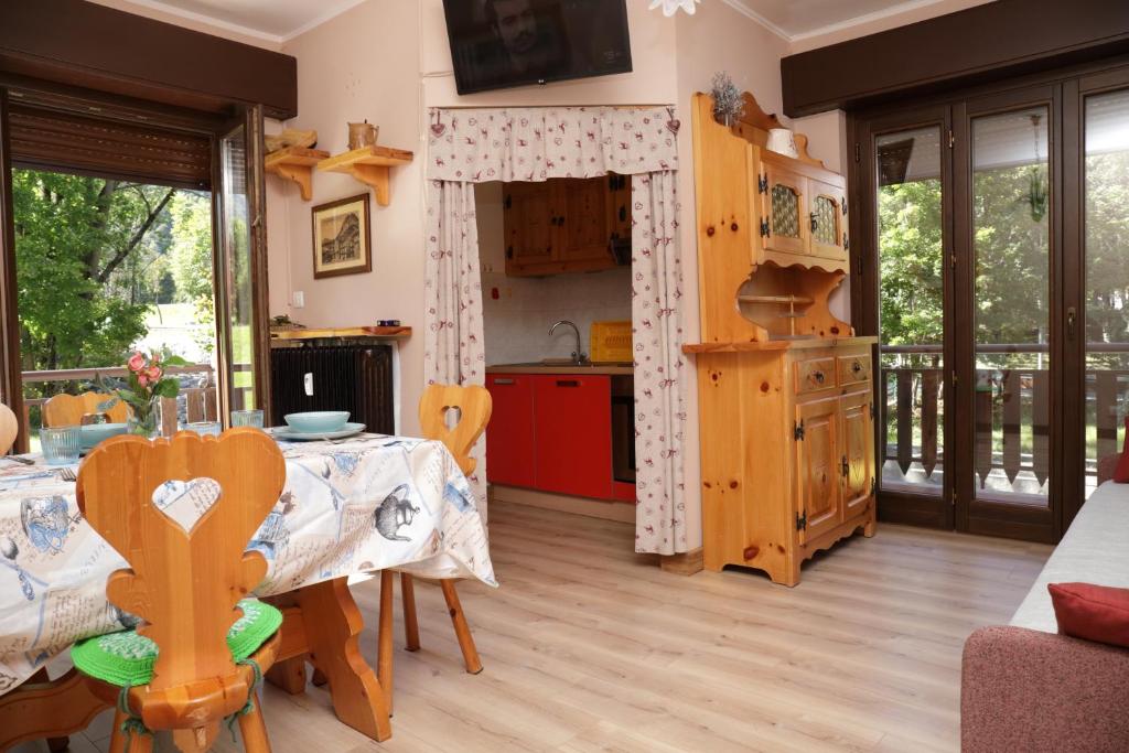 a kitchen and dining room with a table and a kitchen withwindows at Casa Vacanze Limone in Limone Piemonte