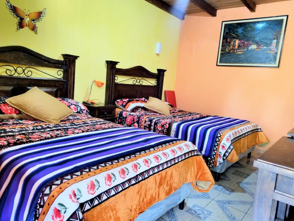 a room with two beds in a room at Hotel Casa Tecpán in Pamanzana