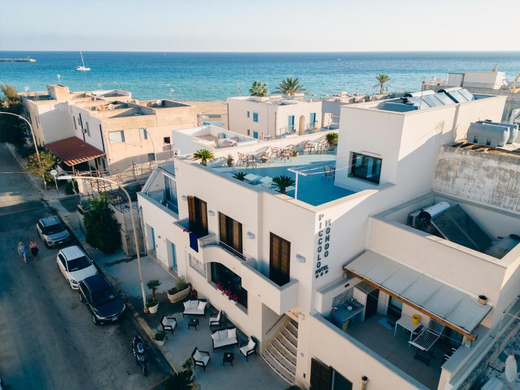uma vista aérea de um edifício junto ao oceano em Hotel Piccolo Mondo em San Vito lo Capo