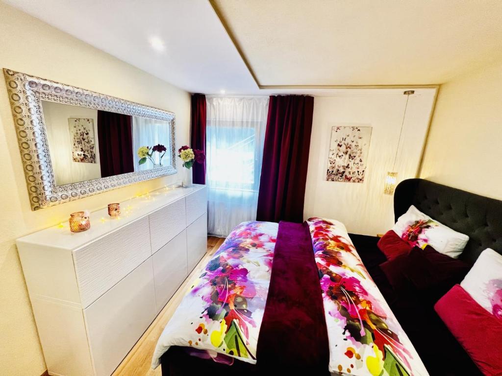 ein Schlafzimmer mit einem Bett mit einer Kommode und einem Spiegel in der Unterkunft Natal Gian in Ischgl