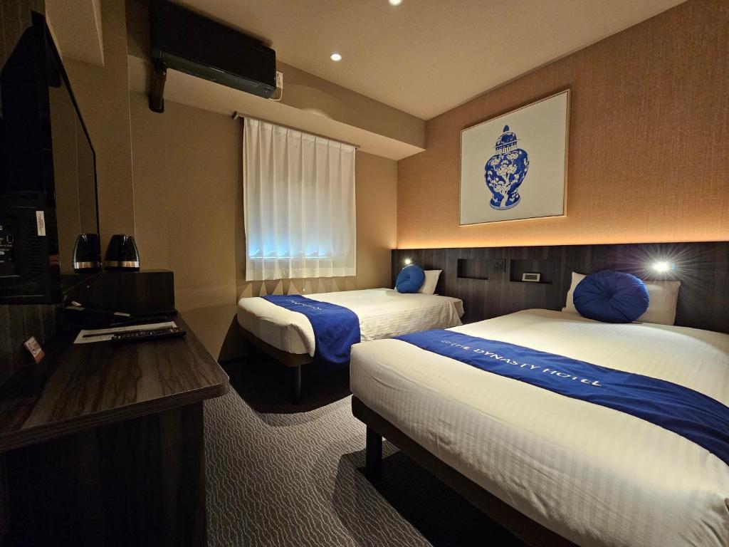 Postel nebo postele na pokoji v ubytování Dynasty Hotel & Resort Osaka