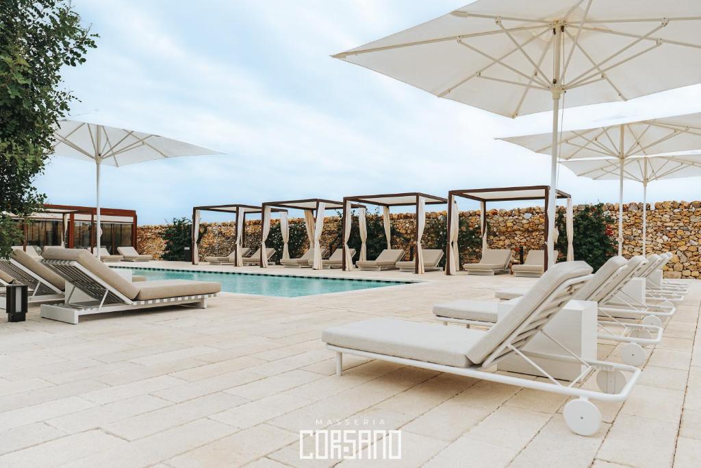 Bazén v ubytování Masseria Corsano nebo v jeho okolí