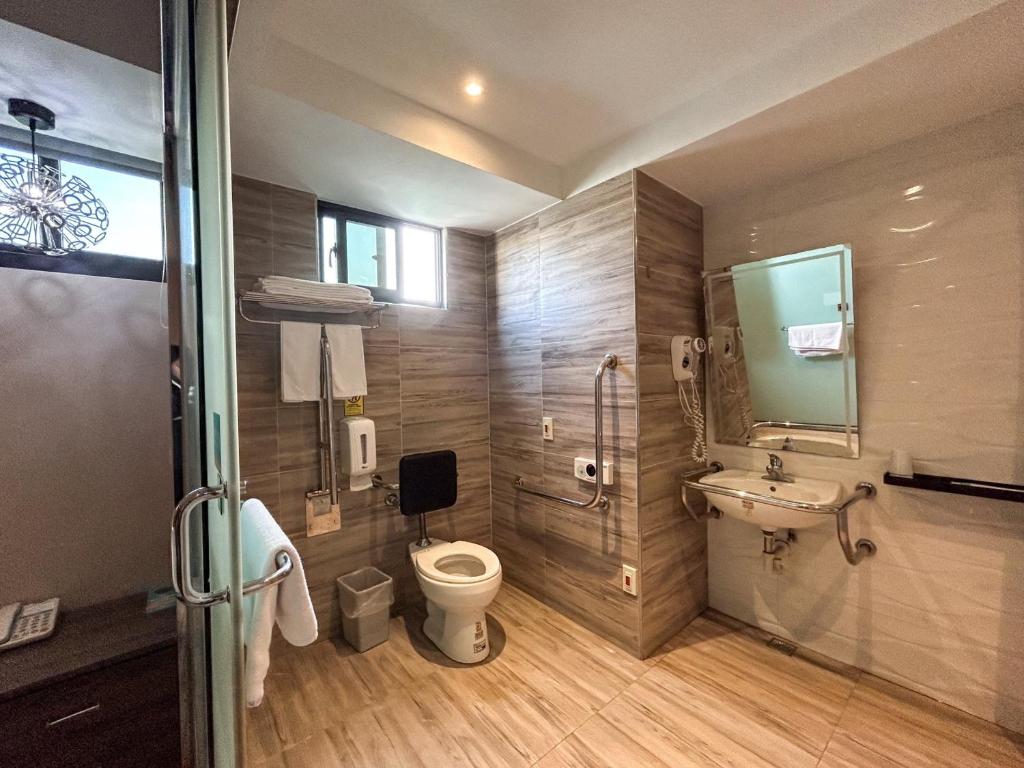 Koupelna v ubytování Royal Fine Hotel
