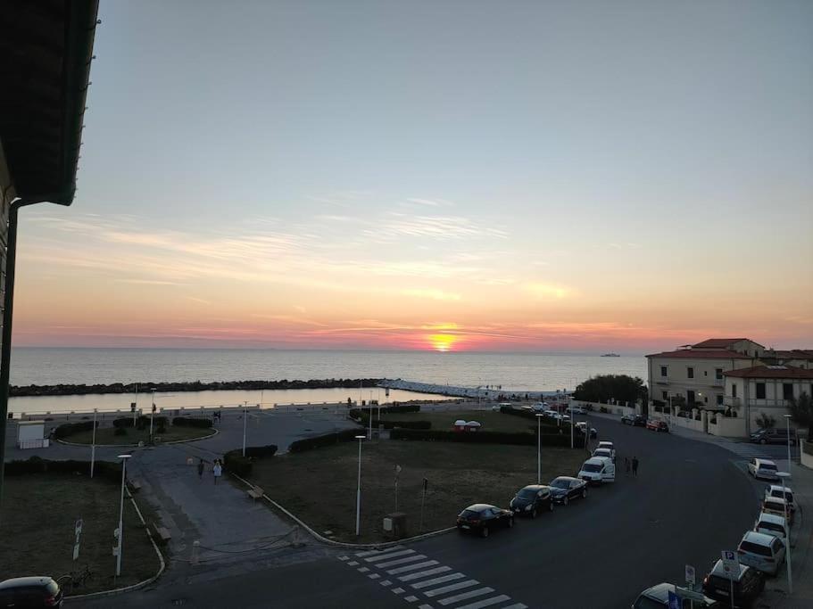 Sonnenuntergang über einem Parkplatz am Meer in der Unterkunft Tramonti sul mare in Marina di Pisa