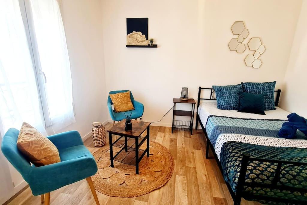- un salon avec un lit et une chaise dans l'établissement Le petit Cocon Bleu, à Flers